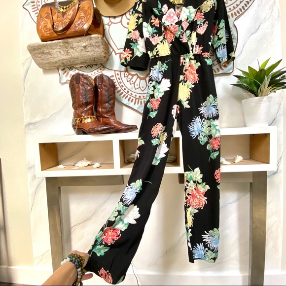 Sweet and super fun floral stunning Jumpsuit 🌺✨ - Picture 6 of 10